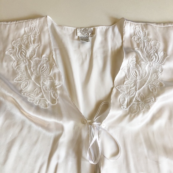 Go Softly Short Kimono Sleeve Robe Open Front Satin Silky White Embroidered Sz L - Picture 2 of 9